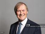 david-amess-berpose-untuk-foto-potret-resmi-di-gedung-parlemen-di-london.jpg