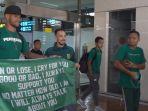 david-da-silva-membentangkan-spanduk-berisikan-perasaannya-terhadap-persebaya.jpg