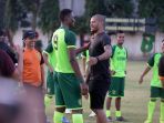 david-da-silva-sambangi-latihan-persebaya-surabaya_20190724_224628.jpg