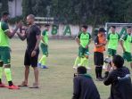 david-da-silva-sambangi-latihan-persebaya-surabaya_20190724_224750.jpg