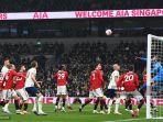 david-de-gea-kanan-meninju-bola.jpg
