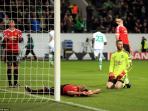 david-de-gea-sinks-to_20151209_065939.jpg