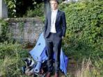 david-hyde-dengan-tendanya-di-dekat-danau-jenewa_20150813_155121.jpg