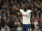 davinson-sanchez-saat-membela-tottenham-hotspur.jpg