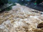 debit-air-sungai-ciliwung-di-bendung-katulampa-bogor_20141227_093836.jpg
