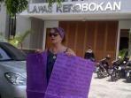 deborah-saat-aksi-di-depan-lapas-kerobokan_20150228_144711.jpg