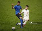 declan-rice-kanan-menjegal-gelandang-italia-bryan-cristante.jpg