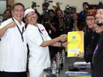 deddy-mizwar-dan-dedi-mulyadi-daftar-pilgub-2018-ke-kpu-jabar_20180109_220522.jpg