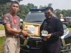 deddy-triyanto-kiri-saat-menyerahkan-piagam.jpg
