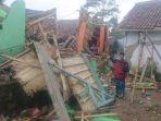 deden-menunjukkan-rumah.jpg