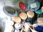 deden-noy-saat-memainkan-drum-dari-barang-bekas-buatannya.jpg
