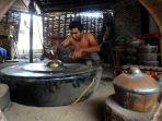 dedi-febrianto-35-tengah-mereparasi-gamelan-jenis-gong.jpg