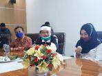 dedi-mulyadi-tengah-menyatakan-mengangkat-agesti-ayu-wulandari-sebagai-anak.jpg