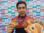dedi-saputra-saat-memperlihatkan-medali-emas.jpg