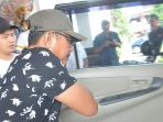 deki-bermana-saat-digiring-ke-masuk-mobil-tahanan-di-kejati-bali_20180805_131833.jpg