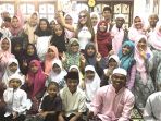 dela-dewi-berbagi-kebahagiaan-di-panti-asuhan-al-khairiyah_20170522_173650.jpg