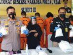 delapan-tersangka-sindikat-pembuat-obat-ilegal-beromzet-rp-15-miliar-tertunduk-lesu.jpg