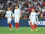 dele-alli-chris-smalling-dan-wayne-rooney_20160628_095616.jpg