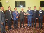 delegasi-dpr-ri-bertukar-cenderamata-dengan-parlemen-adelaide.jpg