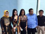 della-perez-bersama-keluarga-dan-pengacaranya.jpg