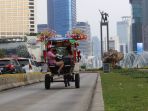 delman-nekat-melintasi-jalur-bus-transjakarta_20190506_103848.jpg