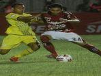 delvin-rumbino-saat-berseragam-barito-putera-kuning.jpg