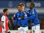 demarai-gray-tengah-dan-rekan-satu-timnya-merayakan-di-lapangan.jpg