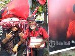 demi-kongres-pdip-kayuh-becak-surabaya-denpasar-mbah-kirman.jpg