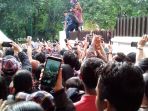 demi-melihat-ahok-relawan-saling-dorong-di-rumah-lembang_20170217_214526.jpg