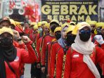 demo-buruh-desak-mk-cabut-uu-cipta-kerja_20231002_210215.jpg