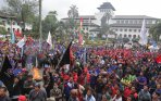 demo-buruh-di-depan-gedung-sate_20141220_034917.jpg