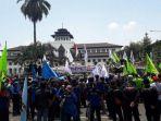 demo-buruh-di-gedung-sate-bandung.jpg