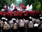 demo-buruh-dihadang-barisan-polisi_20151211_132552.jpg