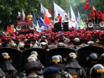 demo-buruh-dihadang-barisan-polisi_20151211_132603.jpg