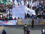 demo-buruh-menuntut-kenaikan-upah_20151102_154621.jpg