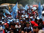 demo-buruh-pekerja-logam-tuntut-upah_20151102_131634.jpg