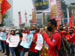 demo-buruh-tolak-omnibus-law-di-dpr_20201117_182249.jpg