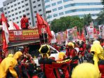 demo-buruh-tolak-uu-omnibus-law-di-dpr_20201117_182034.jpg