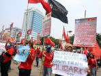 demo-buruh-tolak-uu-omnibus-law-di-dpr_20201117_182059.jpg