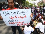 demo-buruh-tuntut-kenaikan-umk_20151026_150421.jpg