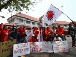 demo-buruh-tuntut-kenaikan-umk_20151026_150538.jpg