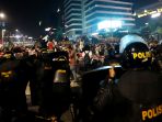 demo-depan-bawaslu-rusuh_20190522_223834.jpg