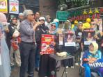 Bawa Seekor Ayam Hidup, Massa Geruduk Kejagung Teriakan 'Rakyat Muak Silfester Belum Ditangkap'.