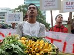 demo-desak-kpk-usut-korupsi-pasar-babakan-kota-tangerang_20170126_233825.jpg