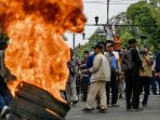 demo-di-depan-kpu-diwarnai-aksi-bakar-spanduk_20240318_211401.jpg