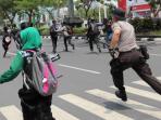 demo-di-gedung-gubernur-jateng-ricuh_20141119_144230.jpg