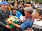 demo-di-gedung-sate-petani-beri-hasil-panen-ke-ridwan-kamil_20220926_185455.jpg