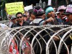 demo-guru-honorer-di-istana-merdeka_20160210_182402.jpg