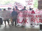 demo-lempar-sayur-di-depan-balai-kota-surakarta_20170303_164122.jpg