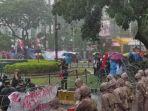 demo-mahasiswa-buruh-jokowi-hujan-nih3.jpg